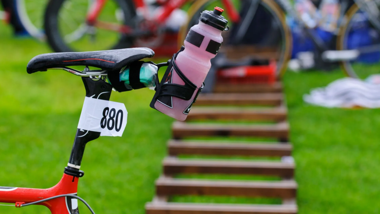 Sprzęt triathlonowy – co warto kupić, a co jest zbędnym wydatkiem?
