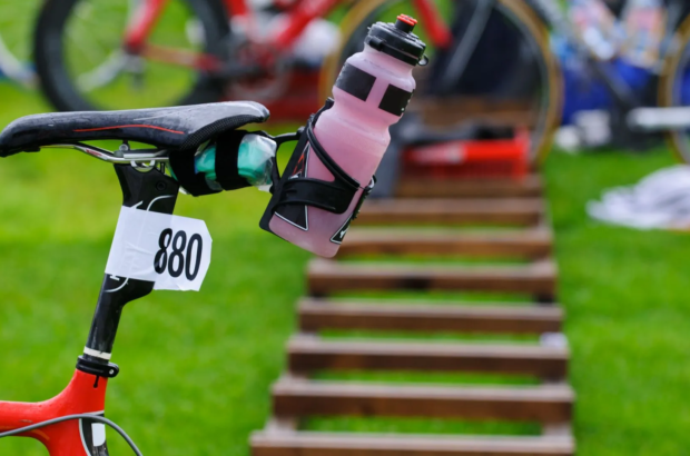 Sprzęt triathlonowy – co warto kupić, a co jest zbędnym wydatkiem?