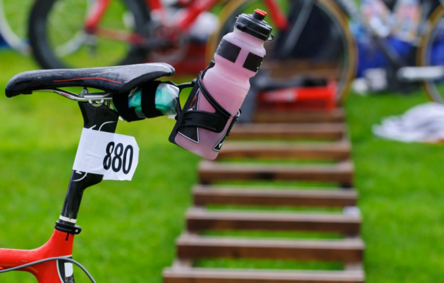 Sprzęt triathlonowy – co warto kupić, a co jest zbędnym wydatkiem?